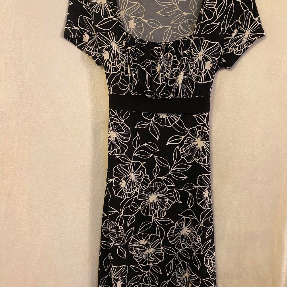 EUC Apt. 9 Black and White Floral Print Dress Size Medium